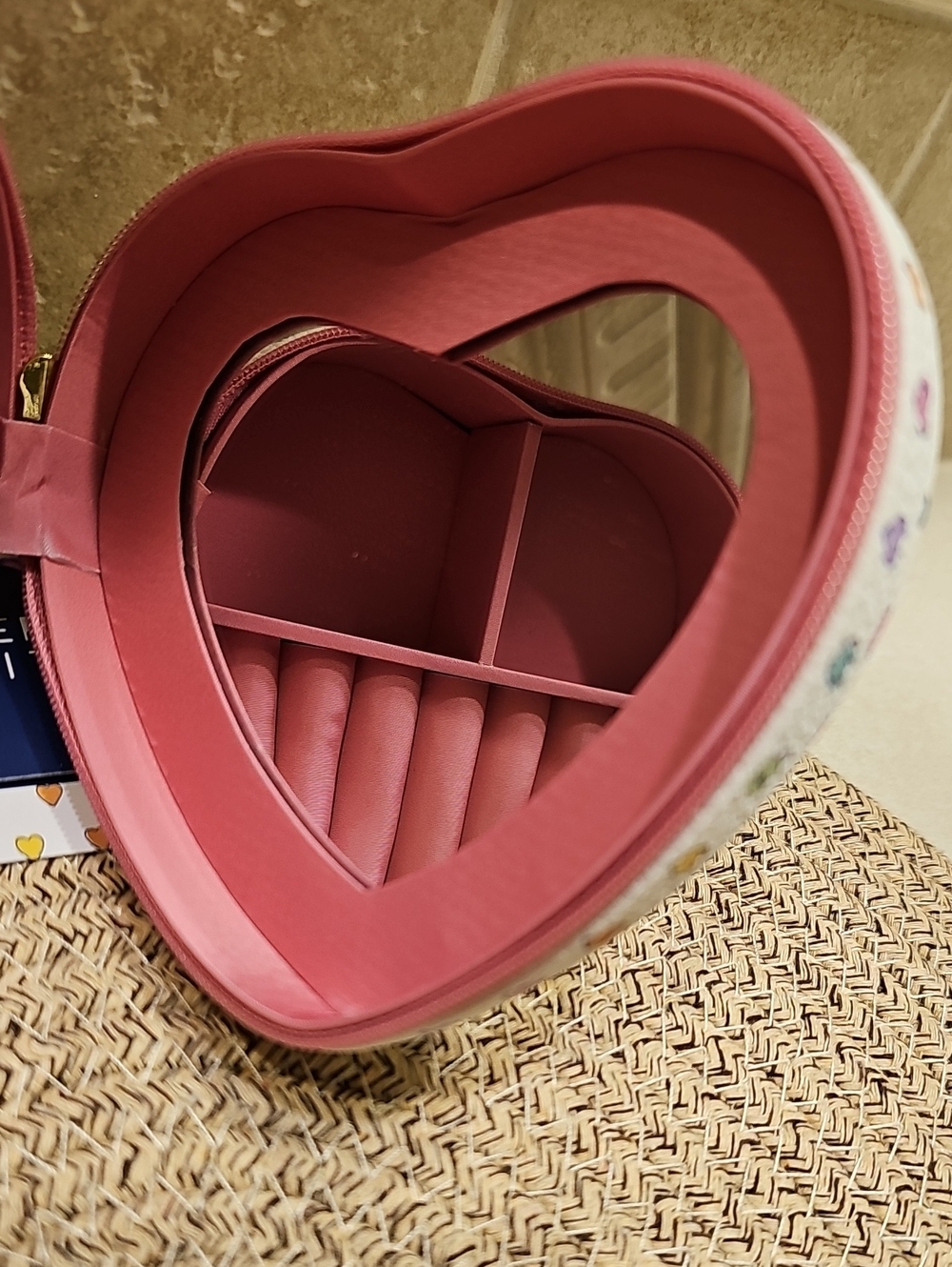 New Roller Rabbit X Target Disco Hearts Wave Heart Shaped Jewelry Box White&Pink - Picture 9 of 10